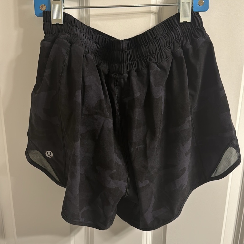 Lululemon camouflage Hottie hot short size 6. 2.5”